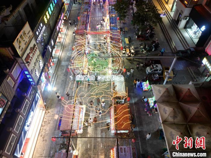 圖為明清街夜市燈光點亮具有武威文化元素的“銅奔馬”彩燈。(無人機照片) 　戴文昌 攝</p><p>