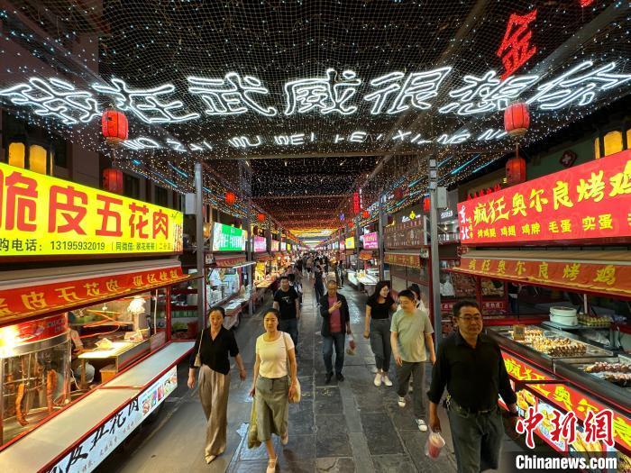 圖為明清街夜市燈光點亮“我在武威很想你”?！〈魑牟?攝</p><p>