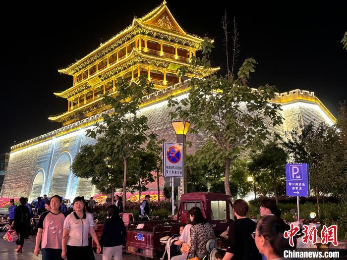圖為夜幕降臨，涼州古城門燈光亮起?！〈魑牟?攝