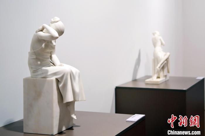 5月21日，在“絲路印跡”雕塑藝術(shù)作品展展出的雕塑作品《聲聲慢·艾艾》。九美旦增 攝</p>
<p>