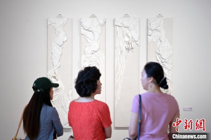5月21日，觀眾參觀在“絲路印跡”雕塑藝術(shù)作品展展出的作品《無相》。九美旦增 攝</p>
<p>