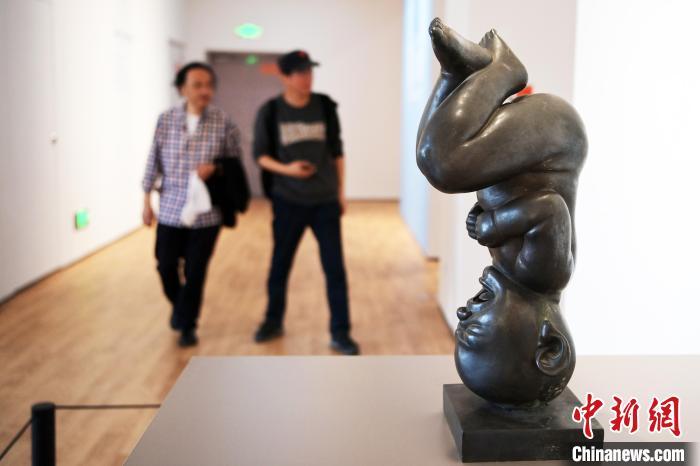 5月21日，觀眾參觀“絲路印跡”雕塑藝術(shù)作品展展出的雕塑作品。九美旦增 攝</p>
<p>