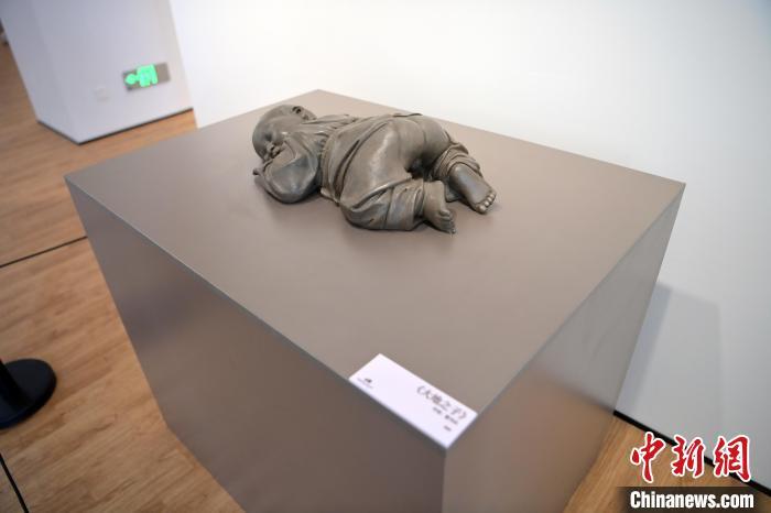 5月21日，在“絲路印跡”雕塑藝術(shù)作品展展出的作品《大地之子》。九美旦增 攝</p>
<p>