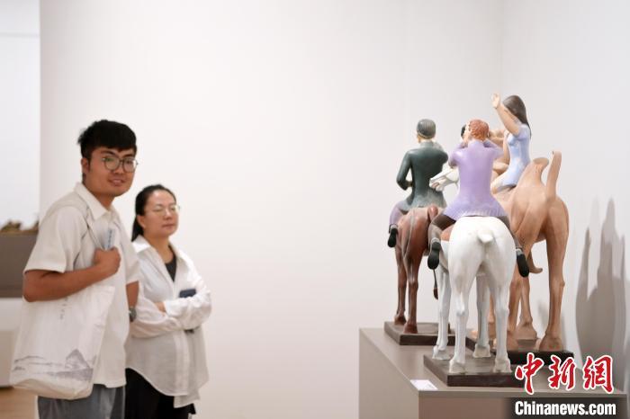 5月21日，觀眾參觀在“絲路印跡”雕塑藝術(shù)作品展展出的雕塑作品《絲路話語》。九美旦增 攝</p>
<p>