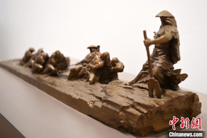 5月21日，在“絲路印跡”雕塑藝術(shù)作品展展出的作品《治水為民·禹德九州》。九美旦增 攝</p>
<p>