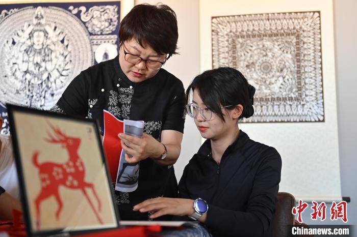 6月6日，在甘肅敦煌青年夜校課程中，青年學員學習敦煌非遺剪紙課程。李亞龍 攝