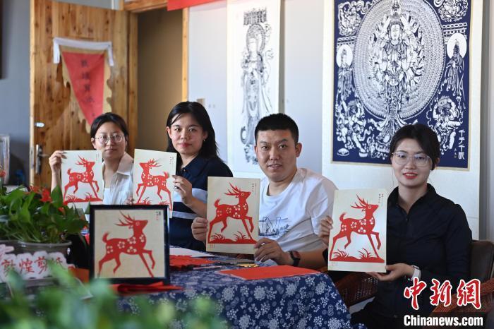 6月6日，在甘肅敦煌青年夜校課程中，青年學員展示學習敦煌非遺剪紙的成果。李亞龍 攝　　