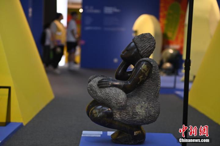 圖為游客參觀藝術(shù)展。中新社記者 李亞龍 攝</p>
<p>