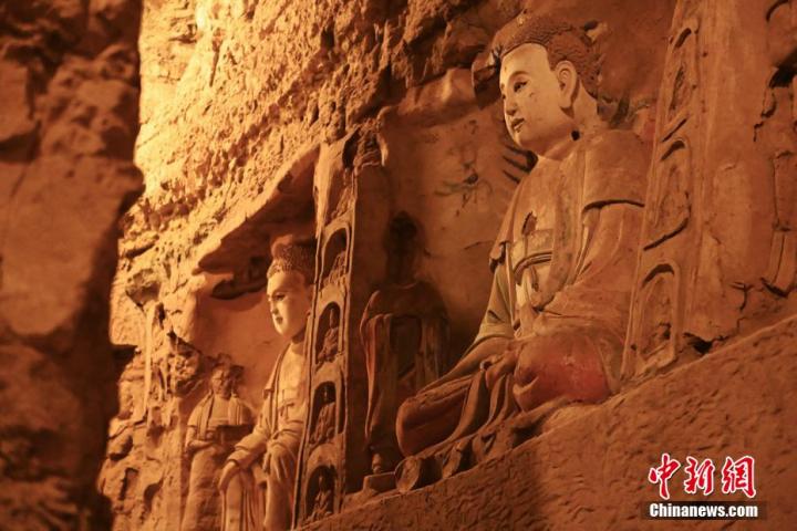 7月15日，甘肅省平?jīng)鍪袥艽h百里石窟長廊中的王母宮石窟造像。百里石窟長廊位于涇川縣境內(nèi)，由512個(gè)石窟、5眼窟中石井組成，現(xiàn)存王母宮石窟、鳳凰山石窟、南石窟寺、丈八寺石窟、羅漢洞石窟、太山寺石窟等規(guī)模較大的石窟群，還有數(shù)量眾多的小石窟群。王母宮石窟又名千佛洞，該窟設(shè)計(jì)宏大，造像生動(dòng)，窟內(nèi)擁有造像數(shù)百尊，是較為珍貴的佛教文化歷史遺存。中新社記者 李亞龍 攝</p>
<p>