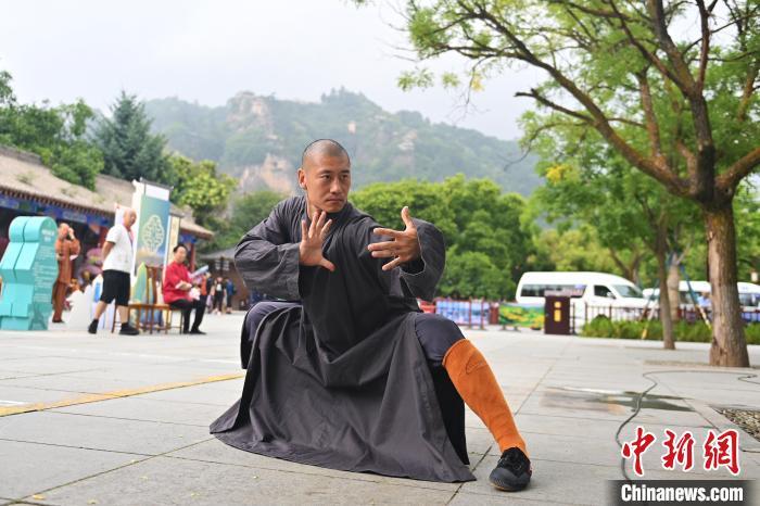 7月14日，甘肅省平?jīng)鍪嗅轻忌骄皡^(qū)內(nèi)，嵩山少林弟子展示武藝。7月13日至14日，“2024年北京體育大學(xué)第十五屆國際武術(shù)比賽交流大會(huì)暨首屆崆峒山國際武術(shù)大會(huì)”舉行，大會(huì)也在崆峒山景區(qū)進(jìn)行問道崆峒、武術(shù)高級研修班、崆峒拜師等系列活動(dòng)。中新社記者 李亞龍 攝</p>
<p>