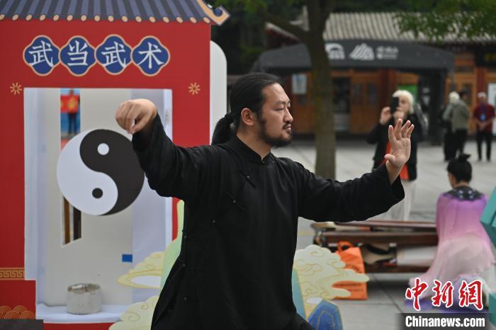 7月14日，甘肅省平?jīng)鍪嗅轻忌骄皡^(qū)內(nèi)，武當(dāng)玄武派傳承人展示武當(dāng)武術(shù)。7月13日至14日，“2024年北京體育大學(xué)第十五屆國際武術(shù)比賽交流大會(huì)暨首屆崆峒山國際武術(shù)大會(huì)”舉行，大會(huì)也在崆峒山景區(qū)進(jìn)行問道崆峒、武術(shù)高級研修班、崆峒拜師等系列活動(dòng)。中新社記者 李亞龍 攝</p>
<p>