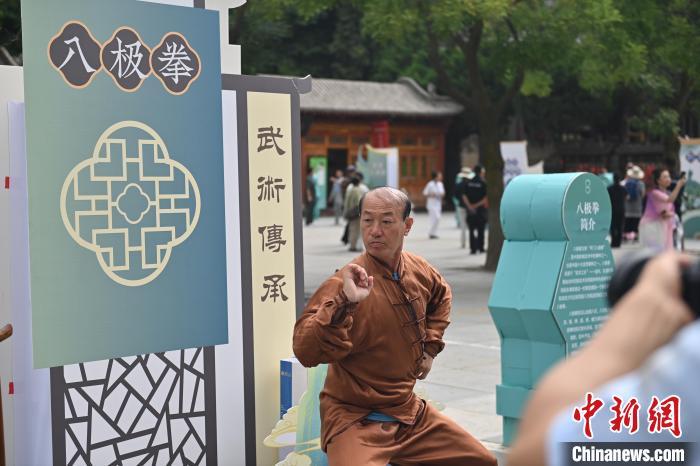 7月14日，甘肅省平?jīng)鍪嗅轻忌骄皡^(qū)內(nèi)，八極拳傳承人展示八極拳。7月13日至14日，“2024年北京體育大學(xué)第十五屆國際武術(shù)比賽交流大會(huì)暨首屆崆峒山國際武術(shù)大會(huì)”舉行，大會(huì)也在崆峒山景區(qū)進(jìn)行問道崆峒、武術(shù)高級研修班、崆峒拜師等系列活動(dòng)。中新社記者 李亞龍 攝</p>
<p>