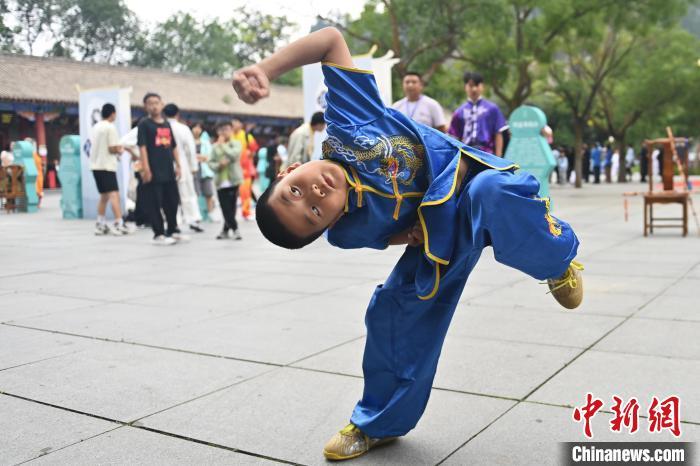 7月14日，甘肅省平?jīng)鍪嗅轻忌骄皡^(qū)內(nèi)，小朋友展示查拳。7月13日至14日，“2024年北京體育大學(xué)第十五屆國際武術(shù)比賽交流大會(huì)暨首屆崆峒山國際武術(shù)大會(huì)”舉行，大會(huì)也在崆峒山景區(qū)進(jìn)行問道崆峒、武術(shù)高級研修班、崆峒拜師等系列活動(dòng)。中新社記者 李亞龍 攝</p>
<p>