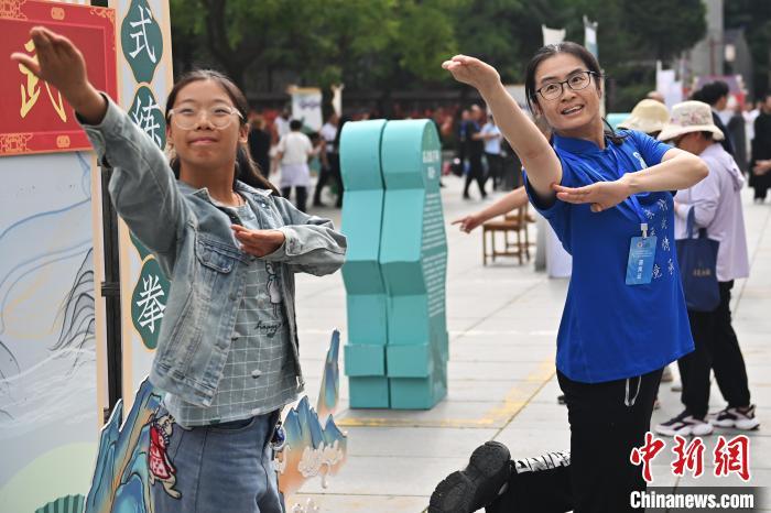 7月14日，甘肅省平?jīng)鍪嗅轻忌骄皡^(qū)內(nèi)，霍氏練手拳傳承人、霍元甲玄孫女霍靜虹(右)教授武術(shù)愛好者霍氏練手拳。7月13日至14日，“2024年北京體育大學(xué)第十五屆國際武術(shù)比賽交流大會(huì)暨首屆崆峒山國際武術(shù)大會(huì)”舉行，大會(huì)也在崆峒山景區(qū)進(jìn)行問道崆峒、武術(shù)高級研修班、崆峒拜師等系列活動(dòng)。中新社記者 李亞龍 攝</p>
<p>