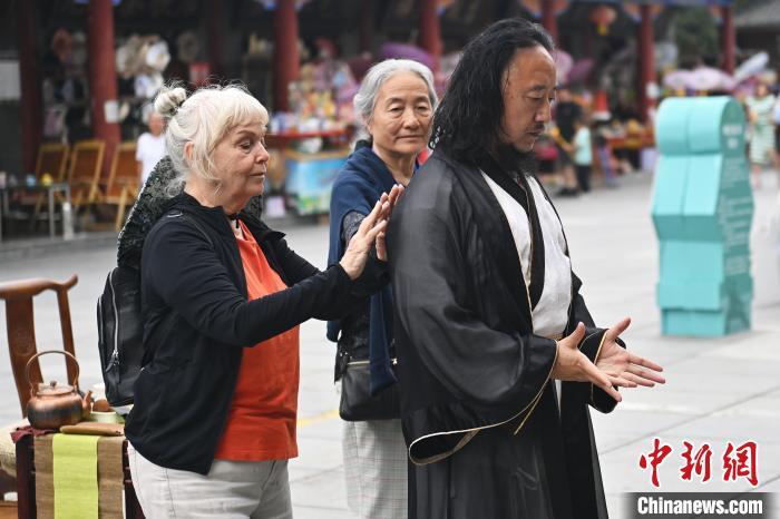 7月14日，甘肅省平?jīng)鍪嗅轻忌骄皡^(qū)內(nèi)，外籍武術(shù)愛好者感受青城武術(shù)。7月13日至14日，“2024年北京體育大學(xué)第十五屆國際武術(shù)比賽交流大會(huì)暨首屆崆峒山國際武術(shù)大會(huì)”舉行，大會(huì)也在崆峒山景區(qū)進(jìn)行問道崆峒、武術(shù)高級研修班、崆峒拜師等系列活動(dòng)。中新社記者 李亞龍 攝</p>
<p>