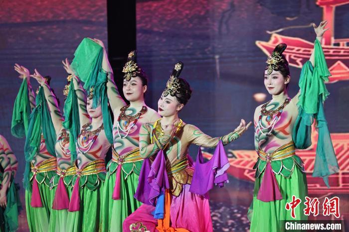 7月19日晚，第五屆黃河之濱文藝展演在蘭州體育文化廣場(chǎng)開(kāi)幕。圖為開(kāi)幕式演出敦煌舞蹈。張曦予 攝