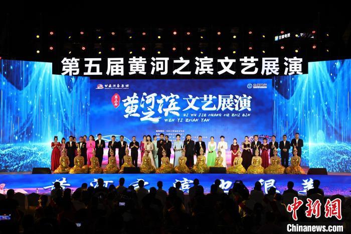 7月19日晚，第五屆黃河之濱文藝展演在蘭州體育文化廣場(chǎng)開(kāi)幕。張曦予 攝