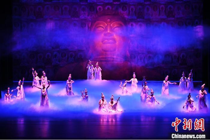 7月18日晚，中國(guó)經(jīng)典舞劇《絲路花雨》在甘肅蘭州黃河劇院進(jìn)行演出。中國(guó)經(jīng)典舞劇《絲路花雨》迎來45周年，7月17日-8月4日在蘭州開啟為期多天的駐場(chǎng)演出。該舞劇取材于敦煌莫高窟壁畫，集中國(guó)霓裳羽衣舞、敦煌舞、印度舞、黑巾舞、波斯馬鈴舞等于一身，自1979年演出至今，該劇先后在40多個(gè)國(guó)家和地區(qū)演出近4000場(chǎng)，觀眾550多萬人次。中新社記者 李亞龍 攝</p>
<p>