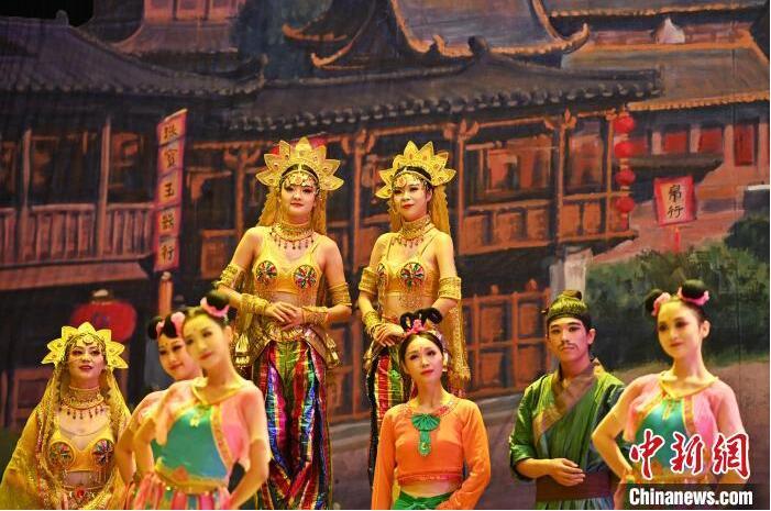 7月18日晚，中國(guó)經(jīng)典舞劇《絲路花雨》在甘肅蘭州黃河劇院進(jìn)行演出。中國(guó)經(jīng)典舞劇《絲路花雨》迎來45周年，7月17日-8月4日在蘭州開啟為期多天的駐場(chǎng)演出。該舞劇取材于敦煌莫高窟壁畫，集中國(guó)霓裳羽衣舞、敦煌舞、印度舞、黑巾舞、波斯馬鈴舞等于一身，自1979年演出至今，該劇先后在40多個(gè)國(guó)家和地區(qū)演出近4000場(chǎng)，觀眾550多萬人次。中新社記者 李亞龍 攝</p>
<p>