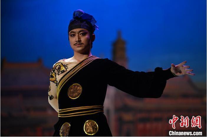 7月18日晚，中國(guó)經(jīng)典舞劇《絲路花雨》在甘肅蘭州黃河劇院進(jìn)行演出。中國(guó)經(jīng)典舞劇《絲路花雨》迎來45周年，7月17日-8月4日在蘭州開啟為期多天的駐場(chǎng)演出。該舞劇取材于敦煌莫高窟壁畫，集中國(guó)霓裳羽衣舞、敦煌舞、印度舞、黑巾舞、波斯馬鈴舞等于一身，自1979年演出至今，該劇先后在40多個(gè)國(guó)家和地區(qū)演出近4000場(chǎng)，觀眾550多萬人次。中新社記者 李亞龍 攝