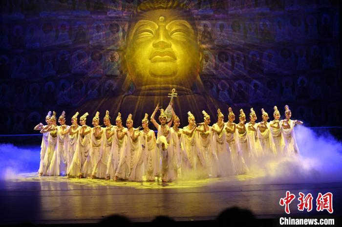 7月18日晚，中國經(jīng)典舞劇《絲路花雨》在甘肅蘭州黃河劇院演出。李亞龍 攝