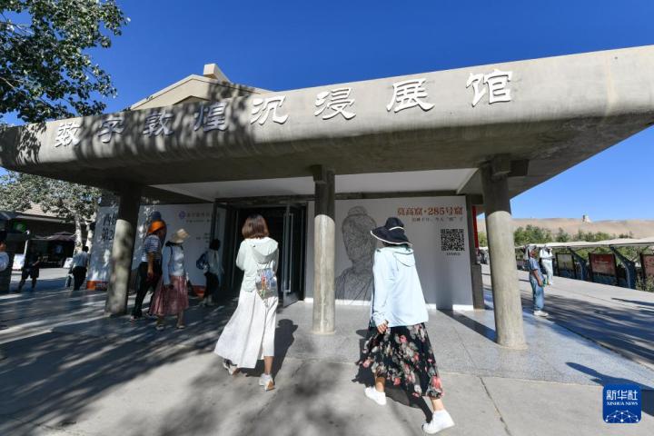 7月22日，游客排隊進入“尋境敦煌——數(shù)字敦煌沉浸展”場館。新華社記者 郎兵兵 攝</p>
<p>