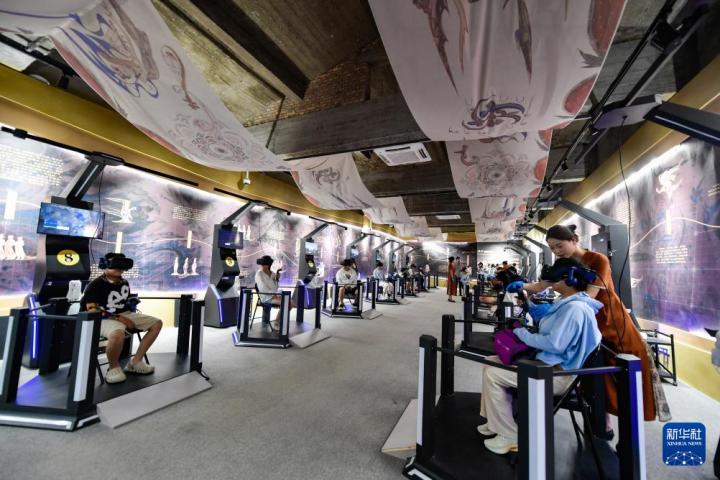 7月22日，游客線下體驗“尋境敦煌——數(shù)字敦煌沉浸展”。新華社記者 郎兵兵 攝</p>
<p>