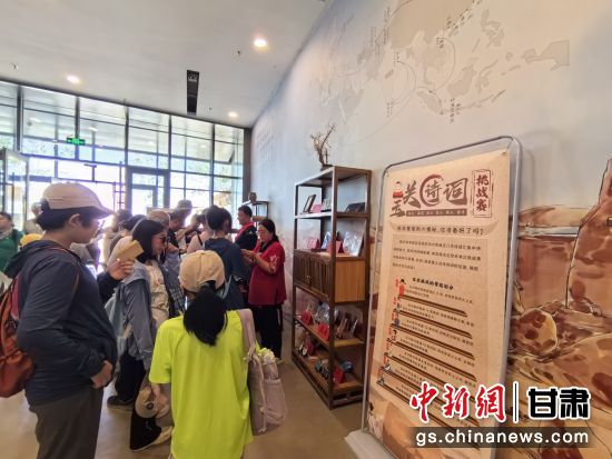 近日，玉門關(guān)遺址景區(qū)開啟了一場精彩紛呈的玉關(guān)詩詞挑戰(zhàn)賽，吸引眾多游人參與其中。玉門關(guān)遺址景區(qū)供圖