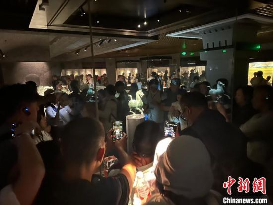 8月17日至23日，“濃濃民族情 兩岸一家親”臺(tái)灣同胞參訪團(tuán)甘肅行交流活動(dòng)在甘肅展開。圖為臺(tái)胞參觀甘肅省博物館。中新社記者 閆姣 攝