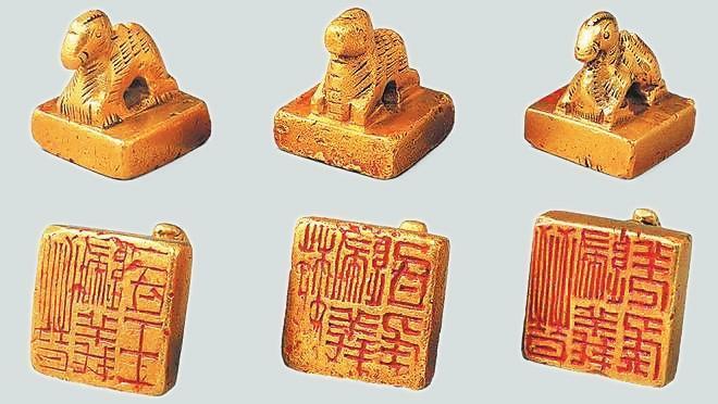從左至右依次為“晉歸義羌侯”金印、“晉歸義氐王”金印、“魏歸義氐侯”金印