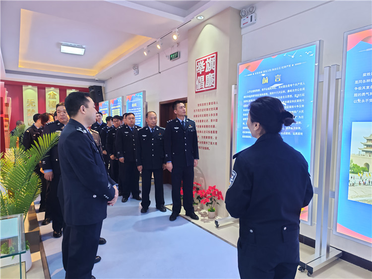 嘉峪關(guān)市公安局明珠路派出所參觀市公安局紀(jì)法廉政警示教育基地。.jpg