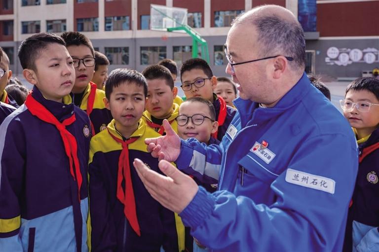 勞模宣講進(jìn)校園 科普點(diǎn)亮開(kāi)學(xué)季